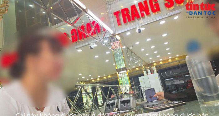 Chủ cửa hàng trang sức cho biết hàng không được phép bán vì là của hãng.