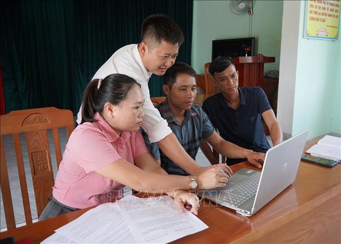 Chuyển đổi số không chỉ hiện diện ở đô thị hay các cơ quan hành chính mà đã vươn tới những bản làng xa xôi, góp phần đổi mới phương thức sinh hoạt, nâng cao chất lượng hoạt động của tổ chức Đảng ngay từ cơ sở.