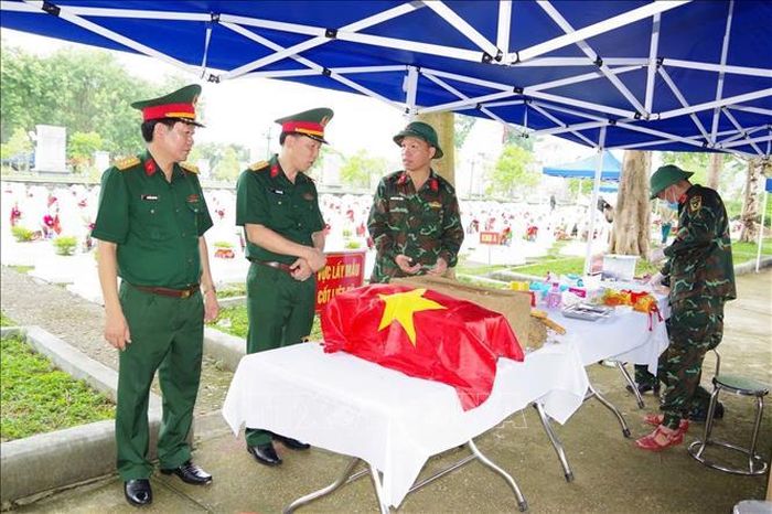 Đại tá Võ Quang Thiện, Phó Bí thư Thường trực Đảng ủy, Chính ủy Bộ CHQS tỉnh và Đại tá Nguyễn Xuân Toàn, Phó Chính ủy Bộ CHQS tỉnh Thanh Hóa chỉ đạo lực lượng thực hiện nhiệm vụ tại Nghĩa trang liệt sĩ Hàm Rồng. Ảnh: TTXVN phát