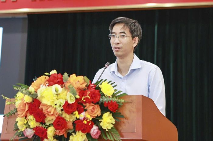 Ông Lưu Đức Minh, Phó Bí thư Đảng ủy, Phó Giám đốc Học viện Chiến lược bồi dưỡng cán bộ xây dựng giới thiệu nội dung dự thảo Đề án tại Hội nghị.