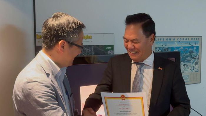 Ông Nguyễn Hoài Bắc (phải) nhận giấy khen của Đại sứ quán Việt Nam tại Ottawa ghi nhận những đóng góp trong hoạt động cộng đồng và kết nối hợp tác Việt Nam - Canada.