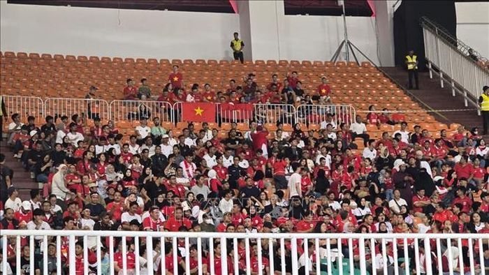 Các cổ động viên Việt Nam trên khán đài. Ảnh: Minh Hưởng/PV TTXVN tại Indonesia