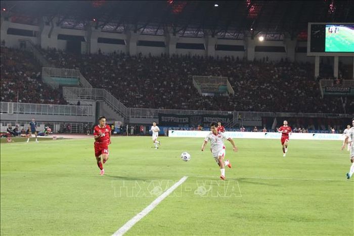 Pha tranh chấp bóng giữa tiền vệ Nguyễn Tài Lộc (phải) và tiền vệ Eliano Reijnders (trái). Ảnh: Minh Hưởng/PV TTXVN tại Indonesia