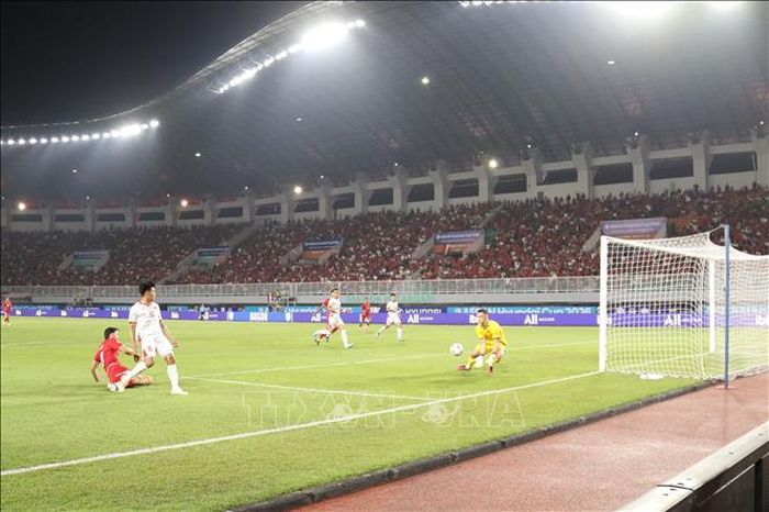 Pha bóng nguy hiểm trước khung thành đội tuyển Việt Nam. Ảnh: Minh Hưởng/PV TTXVN tại Indonesia