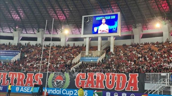 Khán giả trên sân vận động Pakansari. Ảnh: Minh Hưởng/PV TTXVN tại Indonesia