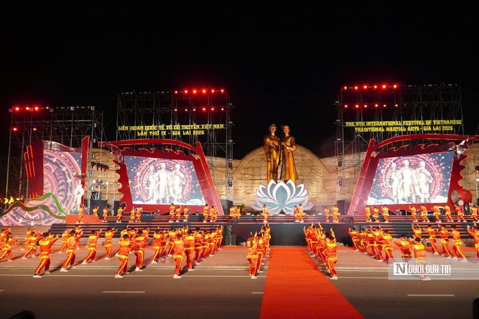 Sau phần lễ là phần là phần được mong chờ nhất đêm khai mạc - biểu diễn tinh hoa võ thuật kết hợp với âm nhạc,ánh sáng và âm thanh sôi động