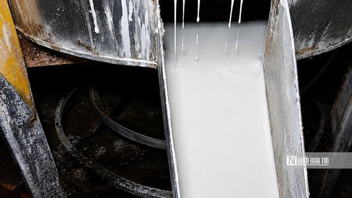 Nguyên liệu được chọn là gạo tẻ nở. Gạo được vo sạch, ngâm mềm trong nhiều giờ rồi xay nhuyễn với nước, tạo thành hỗn hợp bột nước mịn.