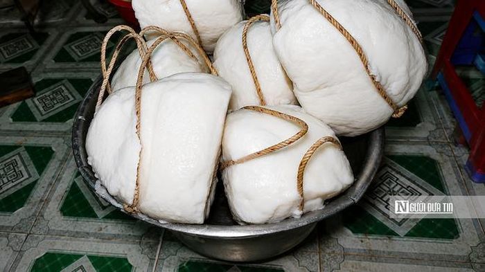 Một phần bột được làm chín bằng cách luộc với nước sôi để tạo thành bột hồ. Công đoạn này giúp tăng độ kết dính tự nhiên, tạo độ dai đặc trưng cho sợi bánh mà không cần sử dụng phụ gia.