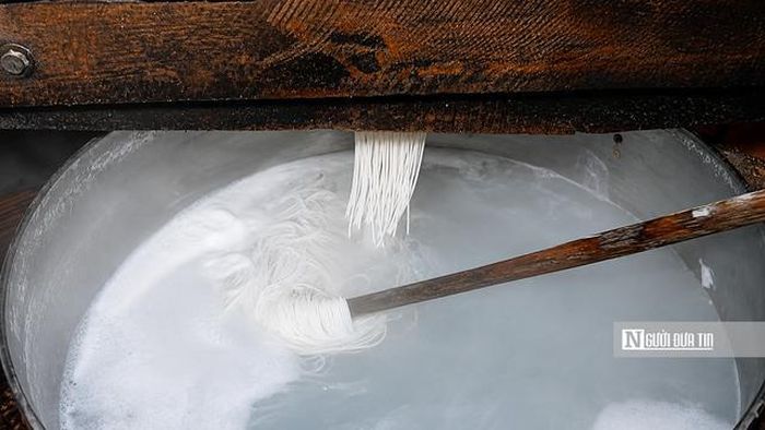 Từng sợi bánh canh được ép đều trước khi đưa vào nồi nước sôi.