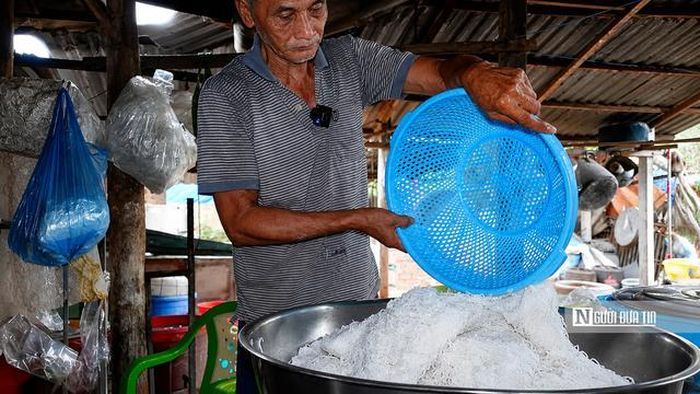 Sợi bánh được thả vào nồi nước sôi và luộc đến khi nổi lên mặt nước, báo hiệu đã chín. Sau đó, bánh được vớt ra và ngâm ngay vào nước lạnh để sợi bánh săn chắc, giữ được độ dai, không bết dính và có màu trắng trong tự nhiên.