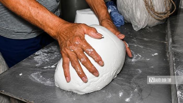 Hỗn hợp bột được cho vào túi vải sạch để ép bớt nước, giúp bột đạt độ ráo cần thiết (còn gọi là bồng bột). Sau đó, khối bột được nhồi kỹ, tạo độ mịn và đồng nhất.