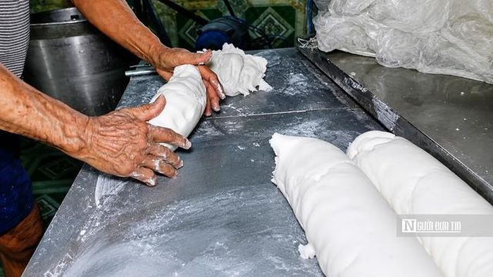 Phần bột hồ được trộn đều với phần bột sống, tiếp tục nhồi thật kỹ đến khi đạt độ dẻo và đàn hồi.