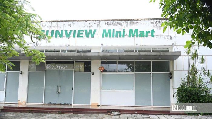 Tại dự án SunView Central (Khu dân cư thương mại liên tỉnh Bình Phước), khu vực SunView Mini Mart hiện trong tình trạng cửa đóng then cài, nhiều hạng mục có dấu hiệu xuống cấp sau thời gian dài không được đưa vào sử dụng. Không gian từng được kỳ vọng trở thành điểm dịch vụ phục vụ cư dân nay trở nên vắng vẻ, thiếu sức sống.