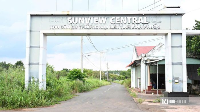 Cách dự án Tân Phước Center không xa là dự án SunView Central (Khu dân cư thương mại liên tỉnh Bình Phước), cũng từng được kỳ vọng trở thành khu đô thị mới với hệ thống hạ tầng đồng bộ. Tuy nhiên, thực tế tại dự án hiện nay cho thấy nhiều khu vực vẫn chưa được khai thác hiệu quả, các hạng mục và diện tích đất còn bỏ trống, chưa hình thành diện mạo khu dân cư sầm uất như kỳ vọng ban đầu.