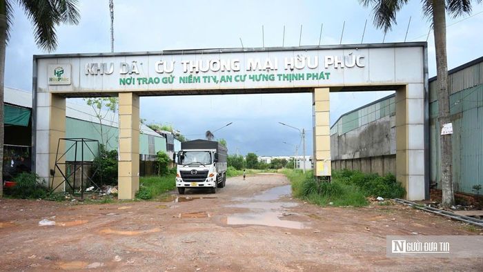 Nằm trên tuyến đường ĐT753, xã Đồng Tâm, Tp.Đồng Nai, Khu dân cư thương mại Hữu Phúc từng được giới thiệu với thông điệp "nơi trao gửi niềm tin, an cư hưng thịnh phát". Tuy nhiên, ghi nhận tại khu vực cổng dự án cho thấy không gian khá vắng vẻ, lối vào còn đơn sơ, một số khu vực đất trống bị cỏ dại bao phủ, tạo nên sự đối lập giữa kỳ vọng ban đầu và thực tế hiện nay.
