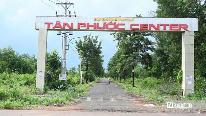 Dự án Tân Phước Center (Khu dân cư Tân Phước) tọa lạc trên tuyến đường ĐT753, xã Đồng Tâm, Tp.Đồng Nai, do Công ty TNHH Sông Tiền Land làm chủ đầu tư. Dự án nằm tại vị trí đối diện trụ sở Đảng ủy xã Đồng Tâm cùng các cơ quan, đoàn thể địa phương, được kỳ vọng trở thành khu dân cư mới tại khu vực. Tuy nhiên, thực tế hiện nay nhiều khu vực trong dự án vẫn vắng bóng cư dân, các lô đất chưa được xây dựng, chưa tạo nên diện mạo đô thị như kỳ vọng.