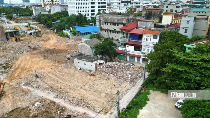 Đơn vị thi công đang thực hiện phá dỡ những công trình mà người dân đã bàn giao.