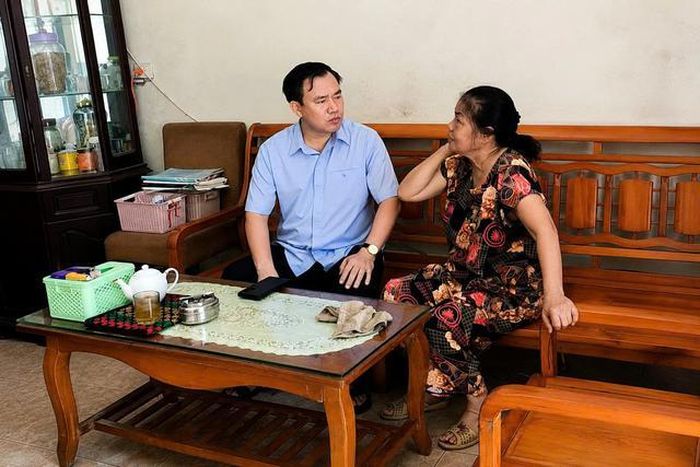 Ông Nguyễn Thường Sơn, Chủ tịch UBND phường Xuân Đỉnh lắng nghe tâm tư, nguyện vọng của một hộ dân nằm trong diện GPMB (Nguồn: Phường Xuân Đỉnh)