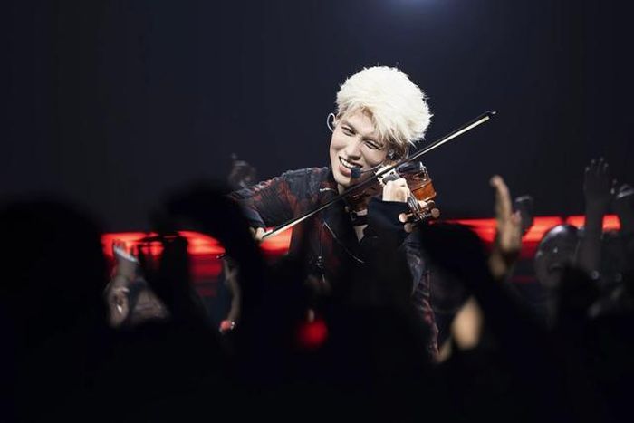 Màn solo mở màn chương trình, anh thể hiện Ừ thì kết hợp chơi đàn violin. Ảnh: Yeah1.
