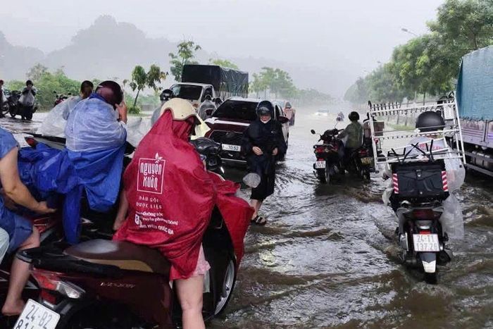 Nhiều tuyến đường ở Lào Cai bị ngập úng cục bộ sau trận mưa lớn kéo dài từ tối 2/8 tới sáng 3/8 (Ảnh: Lào Cai).