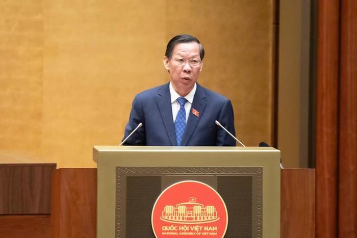 Ông Phan Văn Mãi - Chủ nhiệm Ủy ban Kinh tế và Tài chính của Quốc hội trình bày báo cáo thẩm tra (Ảnh: Media Quốc hội).