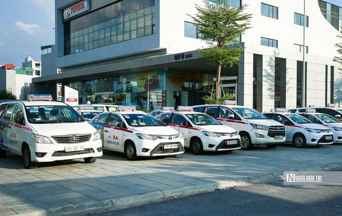 Nhiều doanh nghiệp taxi phản ánh việc gặp khó khăn khi phải xuất hóa đơn từng chuyến (Ảnh: Hữu Thắng).