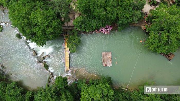 Sông Ngang đoạn chảy qua thôn Lâm Sơn, xã Thạch Quảng nước trong xanh và là chỗ tắm lý tưởng của người dân địa phương và du khách khi đến với thác Mây (Ảnh chụp tháng 7/2026).