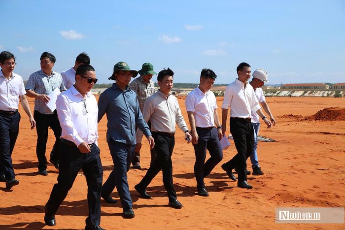 Ông Đặng Hồng Sỹ, Phó Bí thư Thường trực Tỉnh ủy (mặc áo xanh) cùng đoàn công tác kiểm tra dự án Cảng hàng không Phan Thiết - Hạng mục hàng không dân dụng.