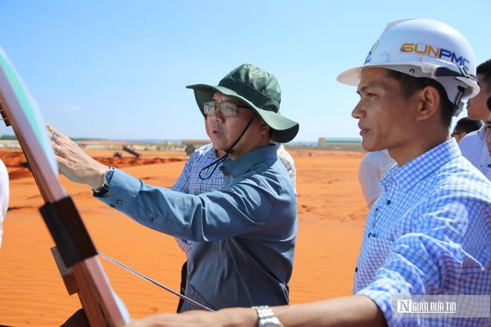 Ông Đặng Hồng Sỹ, Phó Bí thư Thường trực Tỉnh ủy Lâm Đồng chỉ đạo tại công trường thi công.