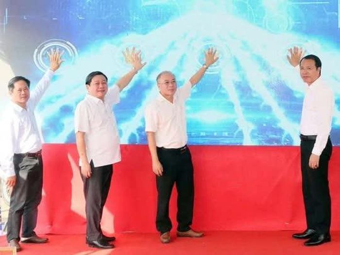 Các đại biểu thực hiện nghi thức công bố mô hình Chợ thông minh. Ảnh: Quang Minh.