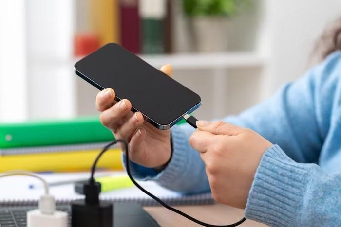 Vừa sạc vừa sử dụng điện thoại nhìn chung không gây hại cho pin, trừ khi thiết bị trở nên quá nóng. Ảnh: Shutterstock.