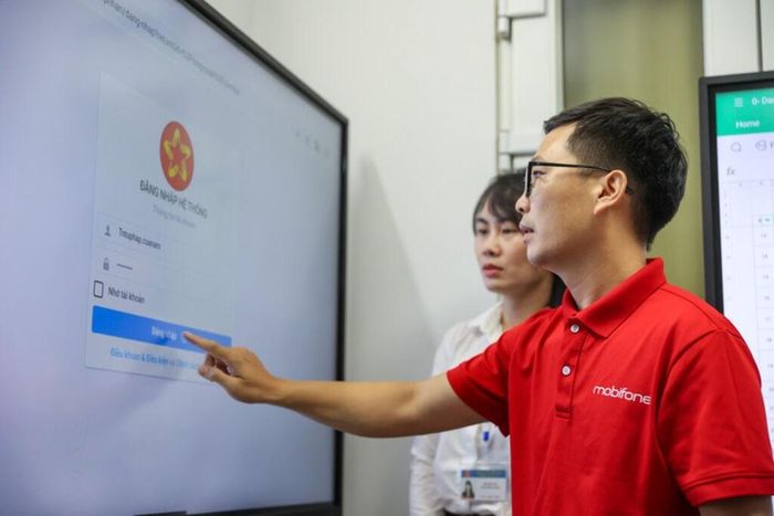 Trung tâm Phục vụ hành chính công quán triệt cán bộ tại Điểm hỗ trợ dịch vụ công số, chủ động kiểm tra, hỗ trợ người dân trích xuất dữ liệu có sẵn Ảnh minh họa: TTXVN phát