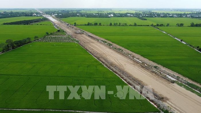 Công trình cao tốc Mỹ An - Cao Lãnh giai đoạn 1 đi qua làm chia cắt ruộng, vườn của người dân. Ảnh: Nhựt An - TTXVN