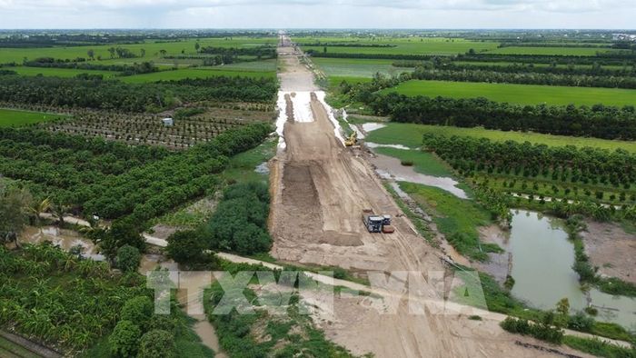 Người dân mong sớm xây dựng đường dân sinh dọc cao tốc Mỹ An - Cao Lãnh nhằm tránh ảnh hưởng đến đời sống, sản xuất. Ảnh: Nhựt An - TTXVN