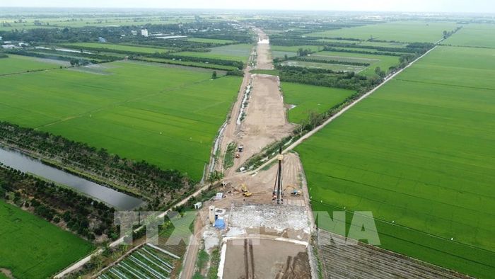 Công trình cao tốc Mỹ An - Cao Lãnh đi qua ruộng, vườn của người dân ở xã Mỹ Quí, tỉnh Đồng Tháp. Ảnh: Nhựt An - TTXVN