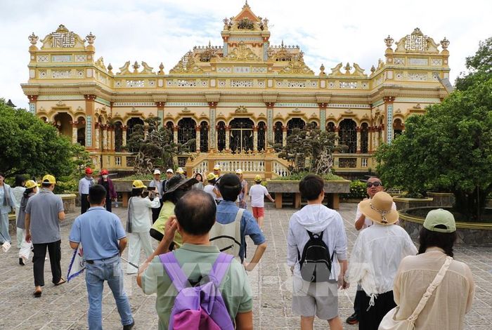 Du khách tham quan chùa Vĩnh Tràng. Ảnh: Hồng Thái - TTXVN