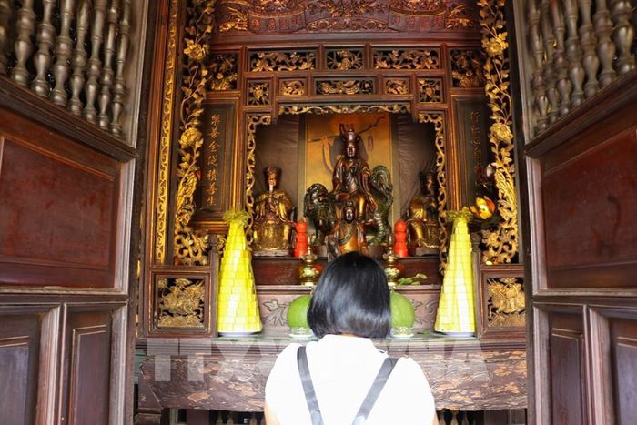 Du khách đến hành hương tại chùa Vĩnh Tràng. Ảnh: Hồng Thái - TTXVN