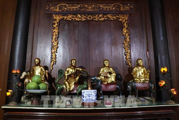 Các pho tượng cổ tại chùa Vĩnh Tràng. Ảnh: Hồng Thái - TTXVN