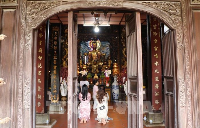 Du khách đến hành hương tại chùa Vĩnh Tràng. Ảnh: Hồng Thái - TTXVN