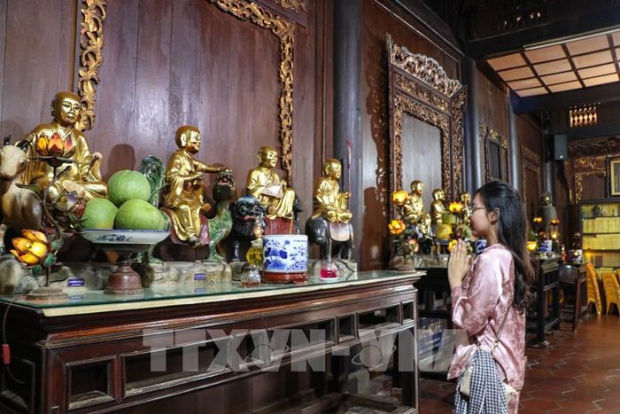 Du khách đến hành hương tại chùa Vĩnh Tràng. Ảnh: Hồng Thái - TTXVN