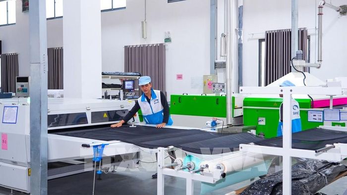 Dây chuyền sản xuất hiện đại ứng dụng khoa học, công nghệ và đổi mới sáng tạo nhằm nâng cao chất lượng sản phẩm tại Khu công nghiệp TMTC thuộc Khu kinh tế cửa khẩu Mộc Bài, xã Bến Cầu, tỉnh Tây Ninh. Ảnh: Minh Phú – TTXVN