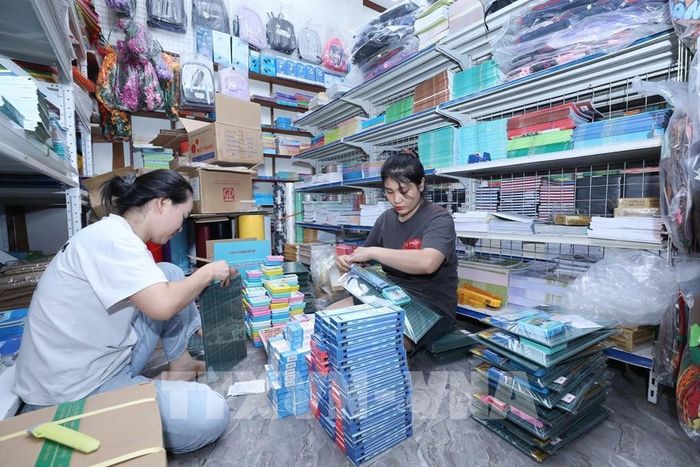 Nhân viên Nhà sách Oanh Bình, phường Tam Thanh, tỉnh Lạng Sơn, chuẩn bị sách và đồ dùng học tập cung ứng cho học sinh trước năm học mới. Ảnh: Anh Tuấn – TTXVN 