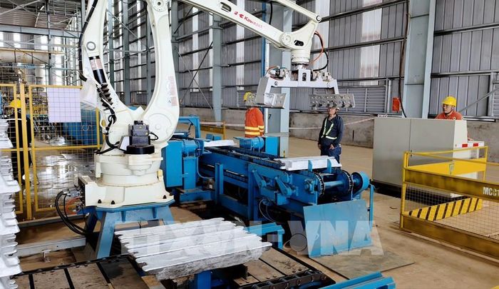 Hoạt động sản xuất nhôm thỏi của Công ty TNHH Luyện kim Trần Hồng Quân (Khu công nghiệp Nhân Cơ, xã Nhân Cơ, tỉnh Lâm Đồng). Ảnh: Nguyễn Huy Thành – TTXVN