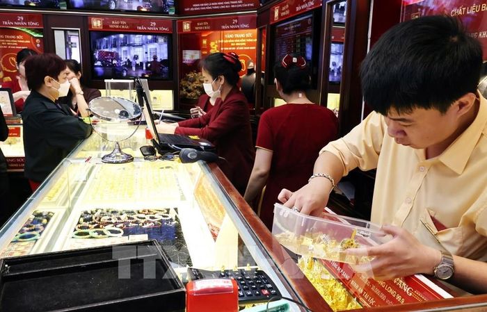 Cập nhật mới nhất giá vàng chiều 3/8. Ảnh: Trần Việt - TTXVN