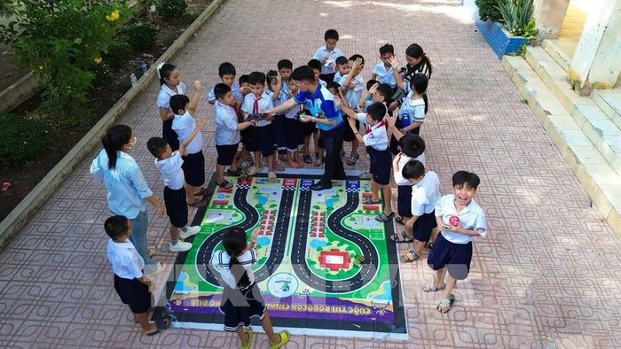 Học sinh trường Tiểu học Phạm Hùng, phường Long Hoa, tỉnh Tây Ninh tham gia các hoạt động ngoại khóa. Ảnh: Giang Phương – TTXVN 