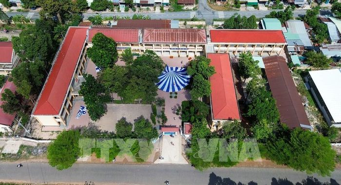 Trường Tiểu học Phạm Hùng là một trong những cơ sở được sắp xếp theo phương án tổ chức lại mạng lưới trường các cơ sở giáo dục công lập trên địa bàn tỉnh. Ảnh: Giang Phương - TTXVN