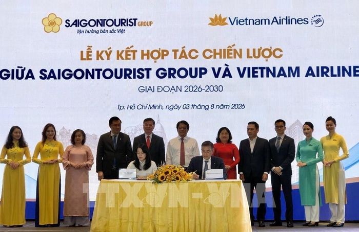 Đại diện Saigontourist Group ký kết hợp tác với Vietnam Airlines. Ảnh: Mỹ Phương – TTXVN