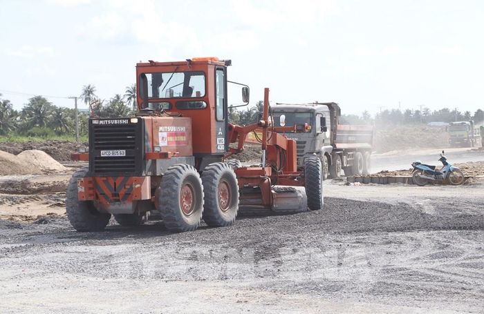 Nhiều xe chuyên dụng để phục vụ thi công. Ảnh: Tuấn Phi - TTXVN