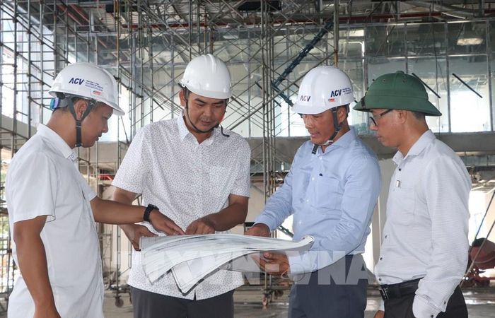 Ban quản lý dự án cùng đơn vị thi công kiểm tra tiến độ công trình. Ảnh: Tuấn Phi - TTXVN