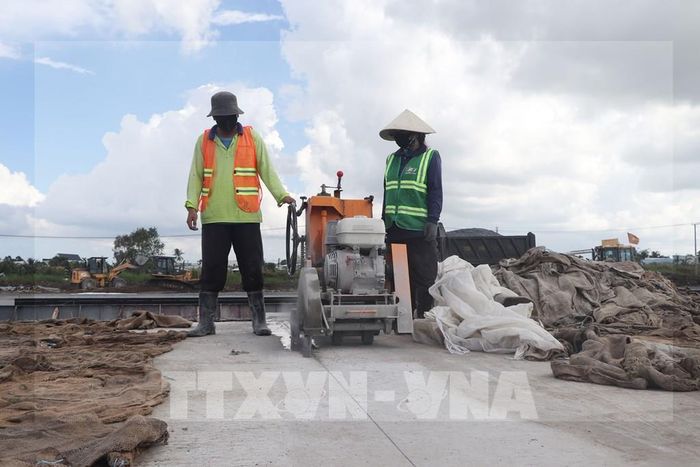 Công nhân thi công Dự án mở rộng, nâng cấp Cảng hàng không Cà Mau. Ảnh: Tuấn Phi - TTXVN
